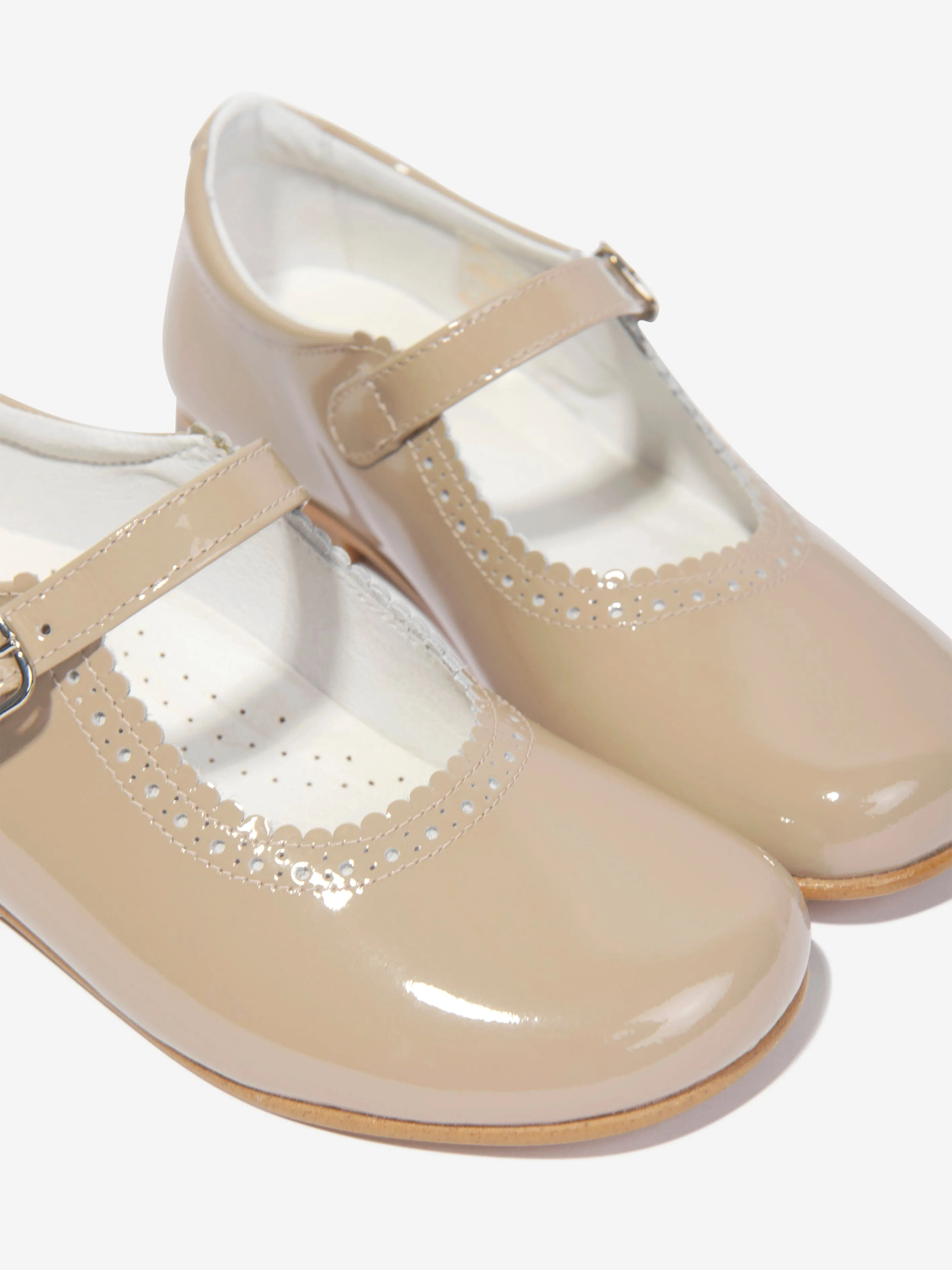 Andanines Girls Patent Leather Mary Jane Shoes in Beige