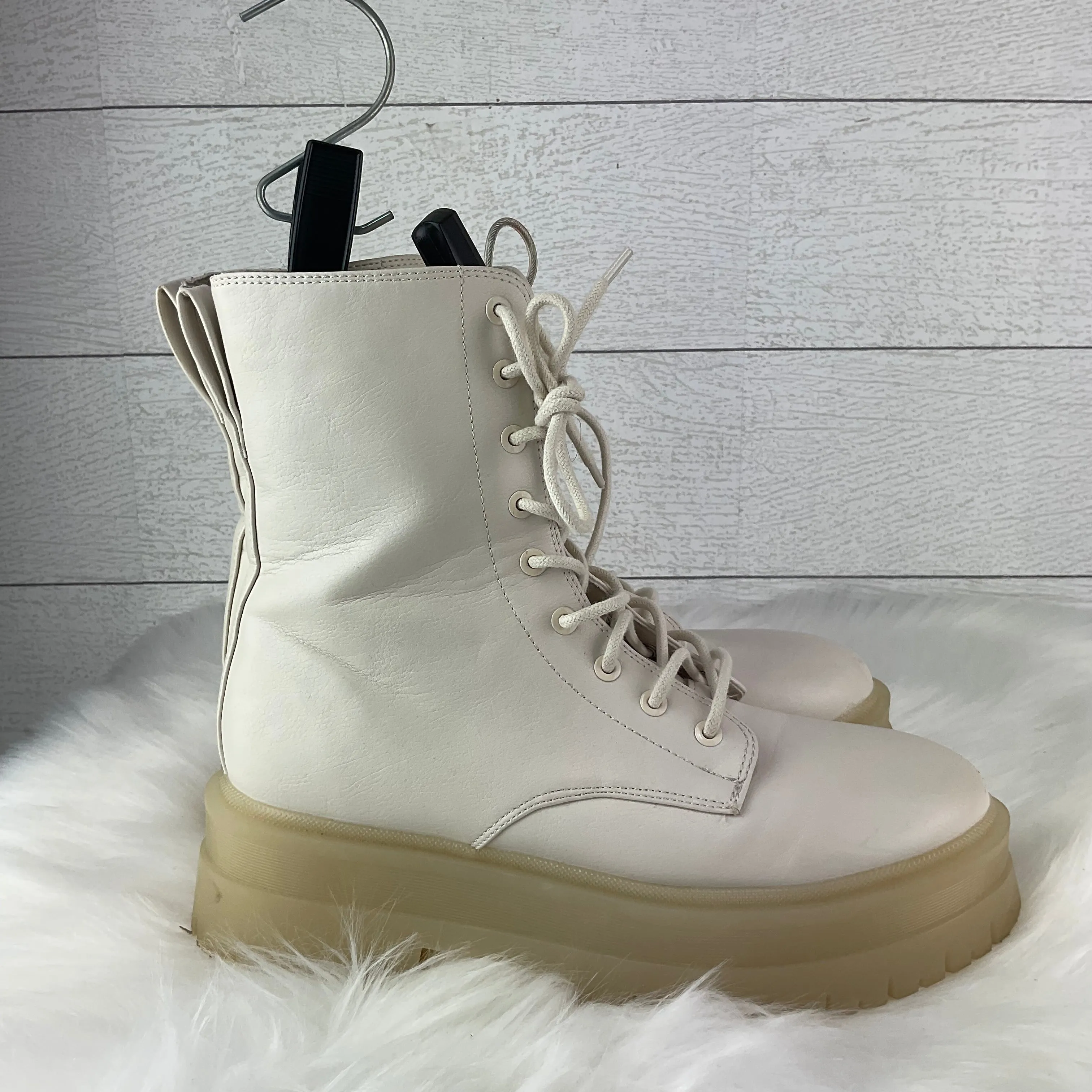 Boots Combat By Forever 21 In Cream, Size: 7