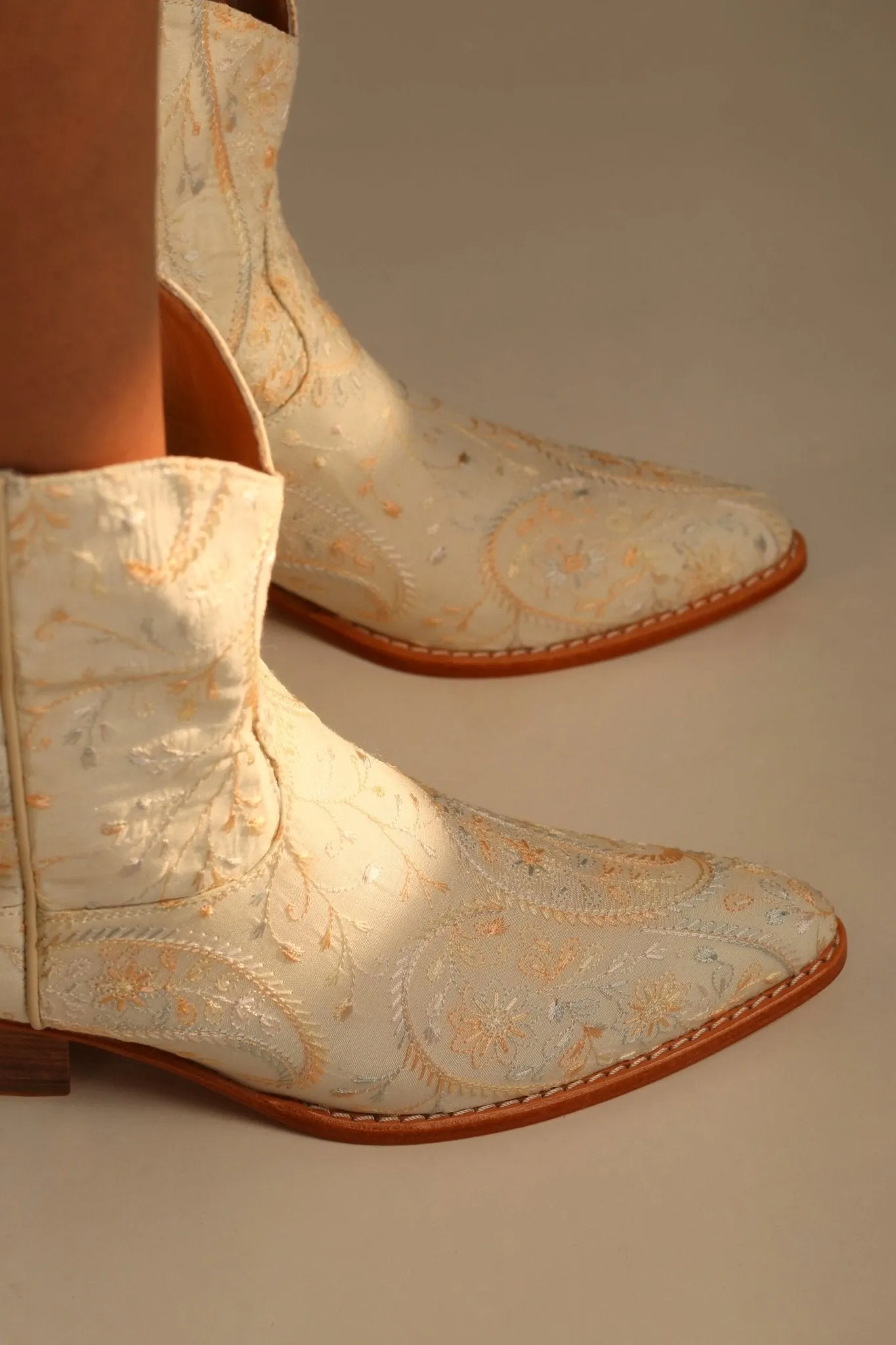 IVORY EMBROIDERED SILK SHORT WESTERN BOOTS FELO