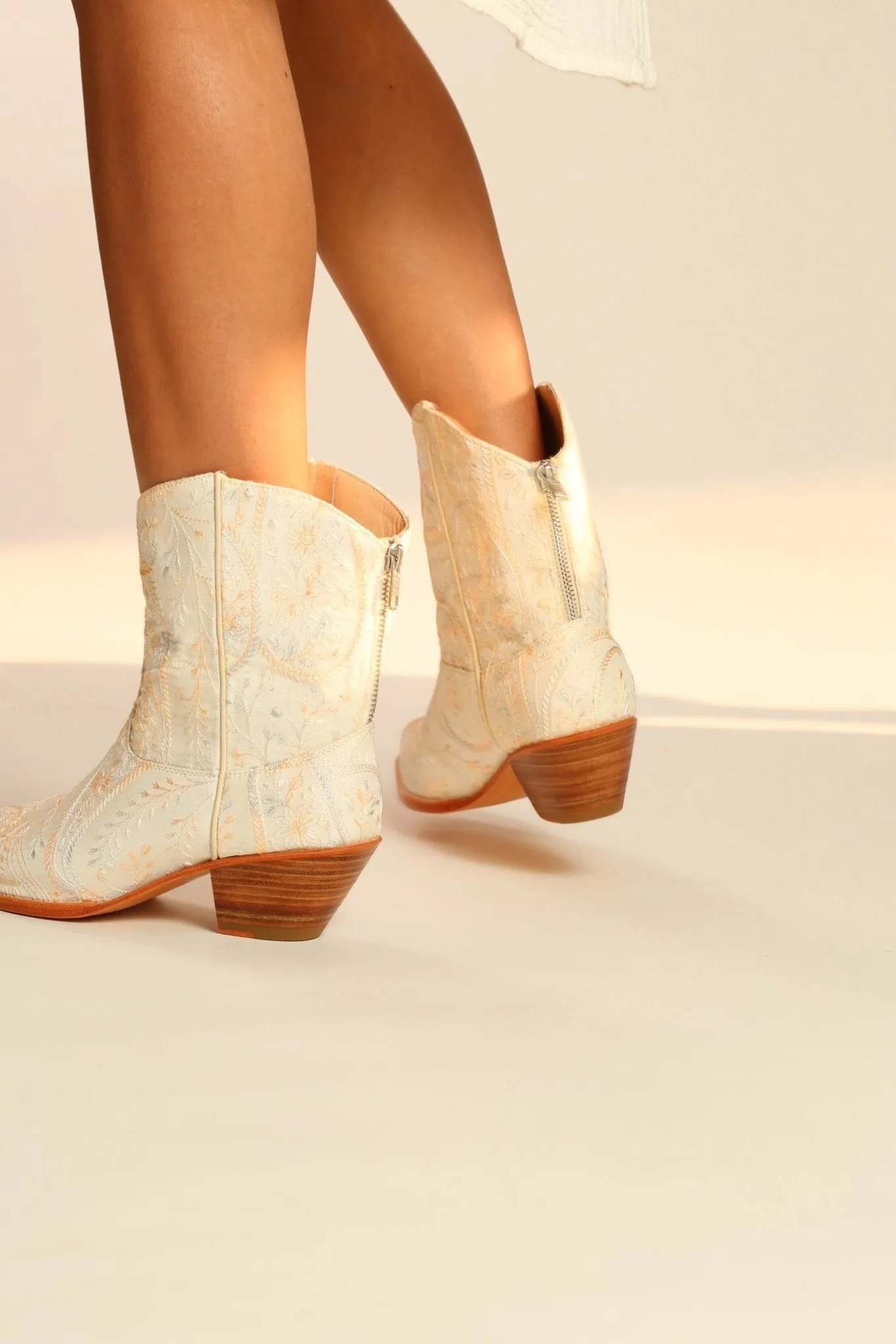 IVORY EMBROIDERED SILK SHORT WESTERN BOOTS FELO